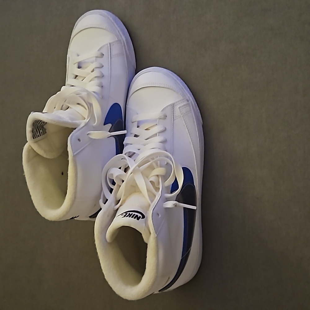 Nike youth skater blazer white blue/ black size 7 youth worn only a few times